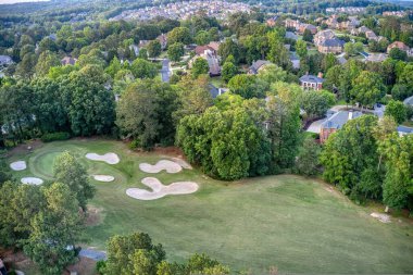 ABD 'nin Georgia kentindeki Atlanta metrosunda golf sahası ve gölü olan banliyödeki bir alt bölümdeki ev kümesinin hava panoramik görüntüsü.