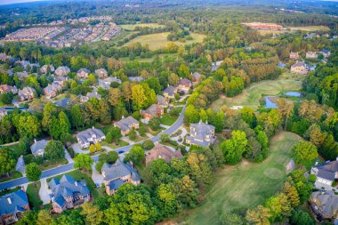 ABD 'nin Georgia kentindeki Atlanta metrosunda golf sahası ve gölü olan banliyödeki bir alt bölümdeki ev kümesinin hava panoramik görüntüsü.