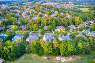 ABD 'nin Georgia kentindeki Atlanta metrosunda golf sahası ve gölü olan banliyödeki bir alt bölümdeki ev kümesinin hava panoramik görüntüsü.