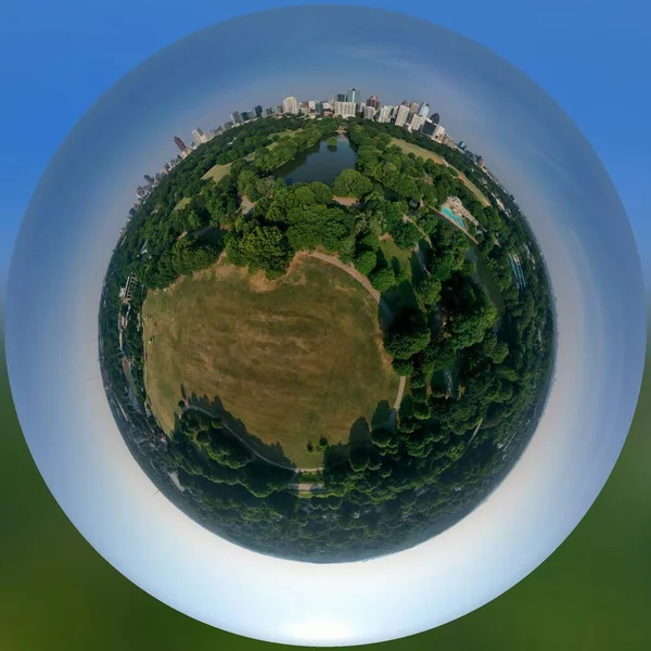 位于美国亚特兰大市中心的亚特兰大天际线 皮埃蒙特公园和克拉拉梅尔湖的360度极小的行星景观在清晨拍摄 — 图库照片
