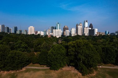 Atlanta şehir merkezinin güzel panoramik manzarası, Clara meer Gölü ve Piedmont Parkı 2023 Haziran sabahının erken saatlerinde çekildi.