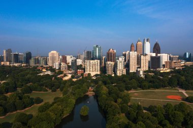 Atlanta şehir merkezinin güzel panoramik manzarası, Clara meer Gölü ve Piedmont Parkı 2023 Haziran sabahının erken saatlerinde çekildi.