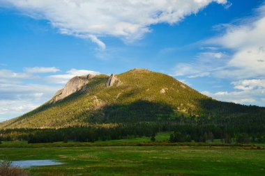 Rocky Dağı 'nın Colorado, ABD' deki Estes Park 'taki güzel manzarasının panoramik görüntüsü.