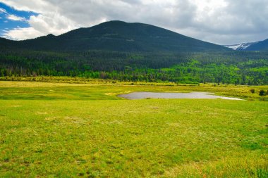 Rocky Dağı 'nın Colorado, ABD' deki Estes Park 'taki güzel manzarasının panoramik görüntüsü.