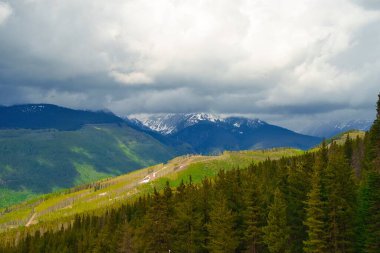 2023 yazında Colorado 'daki Vail ve Rocky dağlarında kayak manzarası