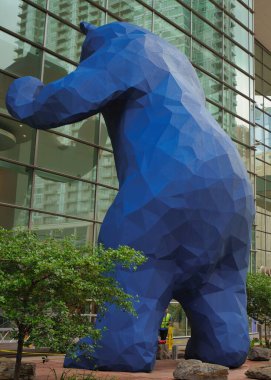 DENVER, CO -16 Haziran 2023 - Colorado Kongre Merkezi, Denver, Colorado 'daki mavi ayı heykeliyle bilinir.