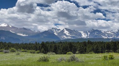 Rocky Dağı 'nın Colorado, ABD' deki Estes Park 'taki güzel manzarasının panoramik görüntüsü.