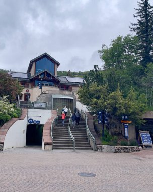 Vail, Colorado: 17 Haziran 2023: Vail kasabasının ana meydanı Colorado 'da ünlü bir kayak merkezi