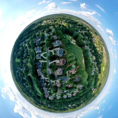 İnsansız hava aracı tarafından çekilen 360 derecelik havadan küçük bir fabrika görüntüsü