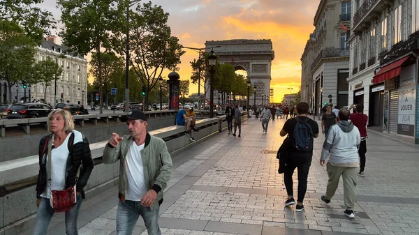 フランス 7月31 2021 観光客が輝かしい夕日を背景にシャンゼリゼとアベニューデシャンゼリゼを散策 — ストック写真