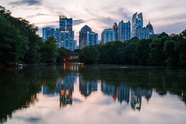 Atlanta, GA: 25 Eylül 2023 - Atlanta ufuk çizgisinin panoramik görüntüsü ve günbatımı çekimleri sırasında Piedmont Park 'tan Clara Meer Gölü ve Altın Saat Ortası Kasabası manzaralı gökyüzü