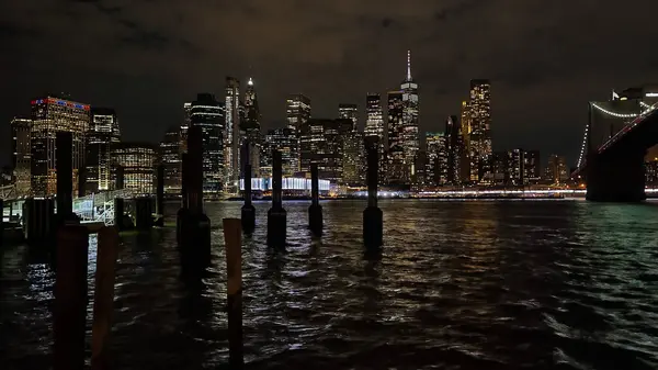 Manhattan ufuk çizgisinin panoramik görüntüsü gece çekiliyor 