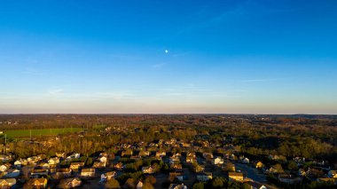ABD 'nin banliyölerindeki lüks bir alt birimin havadan panoramik görüntüsü altın saat içinde çekilmiş.