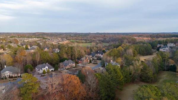 ABD 'nin Georgia kentindeki Atlanta metrosunda golf sahası ve gölü olan banliyödeki bir alt bölümdeki ev kümesinin hava panoramik görüntüsü altın saat içinde insansız hava aracıyla vuruldu.