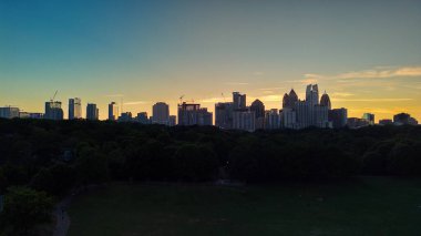 Atlanta 'nın panoramik hava görüntüsü gün batımında Piedmont parkından çekiliyor.