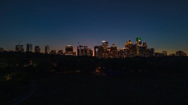 Atlanta 'nın panoramik hava görüntüsü gün batımında Piedmont parkından çekiliyor.