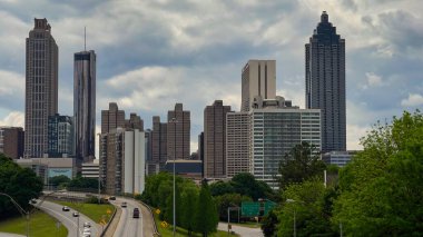 Atlanta ufuk çizgisinin hava panorama manzarası ve Atlanta şehir merkezindeki Jackson caddesi köprüsünden yoğun görüntüler.