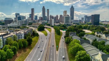 Atlanta ufuk çizgisinin hava panorama manzarası ve Atlanta şehir merkezindeki Jackson caddesi köprüsünden yoğun görüntüler.