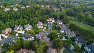 ABD 'nin banliyölerinde altın saat içinde çekilen üst düzey bir alt bölümün hava manzarası