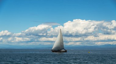 Adriyatik Denizi 'nde yelkenli tekne, yaz mevsiminde Piran kıyılarından görüldü, Slovenya