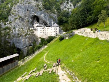 Predjama Şatosu Castello di Predjama o Castel Lueghi Postojna yakınlarındaki bir mağarada inşa edildi. Güney-orta Slovenya 'da bir mağara ağzı içine inşa edilen Rönesans kalesi.