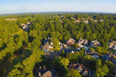 ABD 'nin banliyölerinde HDR' de altın saat içinde çekilen üst düzey bir alt bölümün havadan görüntüsü