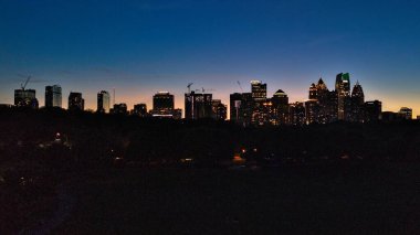 Atlanta 'nın gökyüzü manzarası Atlanta şehir merkezinden Piedmont parkından altın saatlerle çekilmiş. 