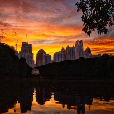 Atlanta, ABD: 3 Ekim 2024: Uzun pozlu fotoğraf, günbatımında gökyüzünde güzel renklerle birlikte Piedmont parkından Atlanta gökyüzü görüntüsü