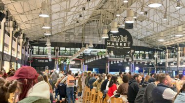 Lizbon, Portekiz - 22 Kasım 2024: Lizbon, Portekiz 'deki Cais do Sodr' daki Mercado da Ribeira 'da bulunan popüler bir gıda salonu olan Lisboa Mola Pazarı' nın iç görünümü.