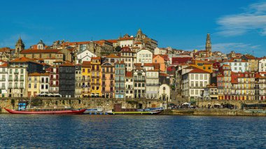 Porto, Portekiz. Porto, Portekiz 'in ünlü I. Luis Köprüsü ve Douro Nehri ile panoramik şehir manzarası