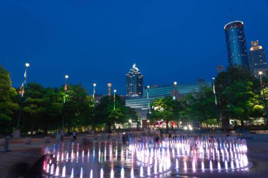 Atlanta, ABD: 19 Nisan 2025: Atlanta şehir merkezinde günbatımında gökyüzü, binalar, dönme dolap ve turistler Atlanta şehir merkezinde serin bir bahar haftasonunun keyfini çıkarıyorlar