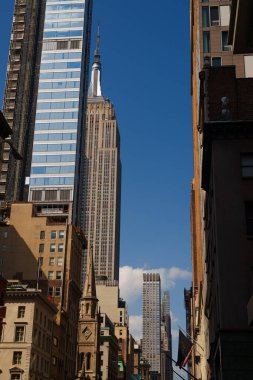 Empire State Binası 'nın ve New York şehrinin güzel mavi bir gökyüzü günü ufkunu kapat.