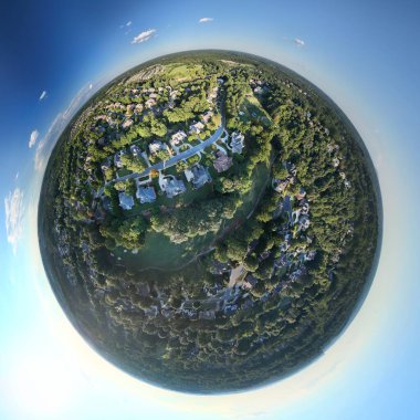 360 derece küçük gezegen havadan görünüşlü lüks bir apartman dairesi. Amerika 'nın banliyölerinde altın saat içinde çekilen güzel evler.