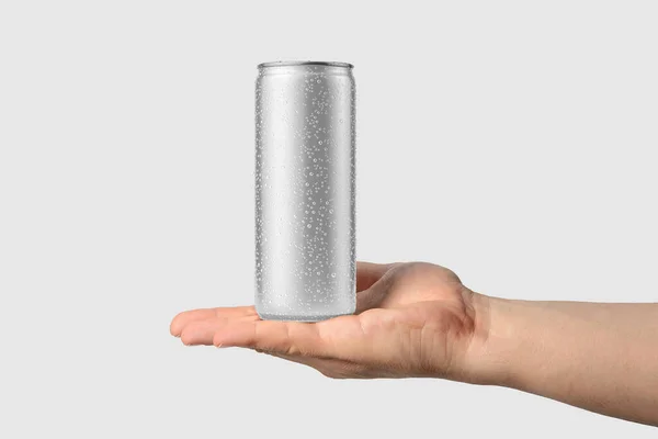 铝饮料可以250毫升与水滴在一个手模模板 隔离在浅灰背景 高分辨度 — 图库照片