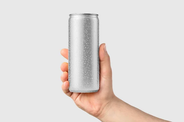 Ποτό Αλουμινίου Μπορεί 250Ml Σταγόνες Νερού Ένα Πρότυπο Mockup Χέρι — Φωτογραφία Αρχείου