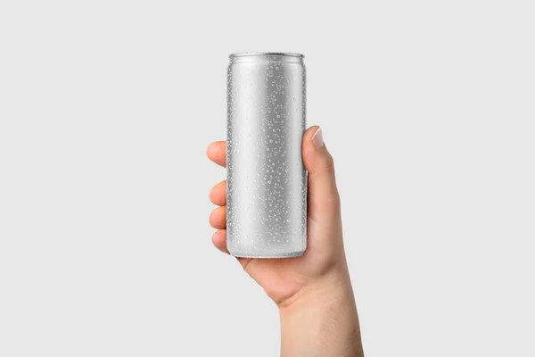 铝饮料可以250毫升与水滴在一个手模模板 隔离在浅灰背景 高分辨度 — 图库照片
