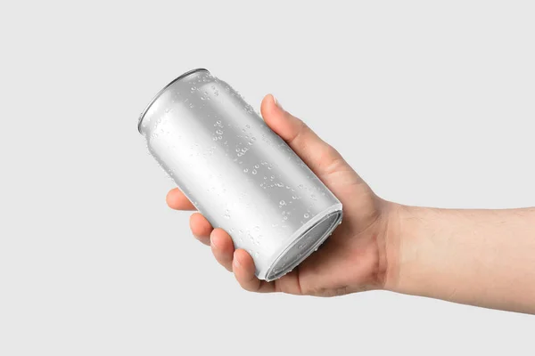 铝饮料可以330Ml与水滴在一个手模模板 分离在浅灰背景 高分辨度 — 图库照片