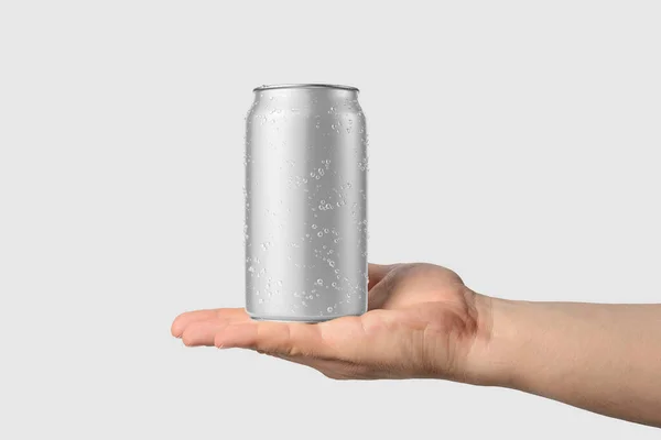 アルミ飲料は 薄い灰色の背景に隔離された手のモックアップテンプレート内の水滴と330Mlをすることができます 高解像度 — ストック写真