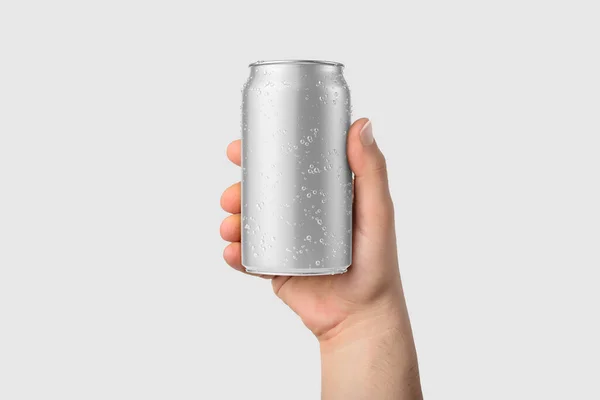 Aluminium Drinkblik 330Ml Met Waterdruppels Een Handmodel Geïsoleerd Lichtgrijze Achtergrond — Stockfoto