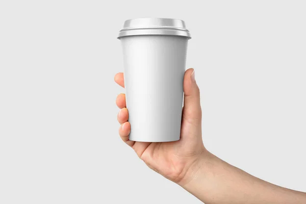 Kaffeetasse Aus Papier Mit Plastikverschluss Einer Handattrappe Isoliert Auf Hellgrauem — Stockfoto