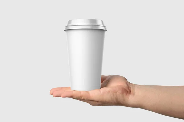 Papieren Koffiebeker Met Plastic Dop Een Handmodel Geïsoleerd Lichtgrijze Achtergrond — Stockfoto