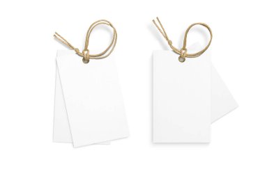 Beyaz arka planda izole edilmiş iki adet kağıt etiket, fiyat etiketi veya kumaş etiketi. Yüksek çözünürlük.