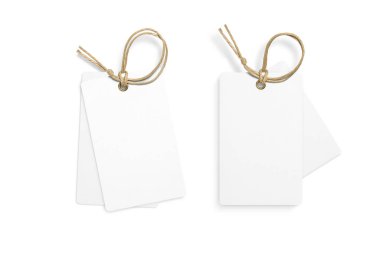 Beyaz arka planda izole edilmiş iki adet kağıt etiket, fiyat etiketi veya kumaş etiketi. Yüksek çözünürlük.