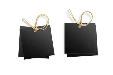 Beyaz arka planda izole edilmiş iki siyah kağıt etiket, fiyat etiketi veya kumaş etiketi. Yüksek çözünürlük.