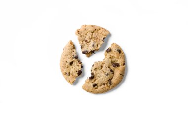 Beyaz arka planda izole edilmiş klasik Amerikan çikolatalı kurabiyesi. Yüksek çözünürlük.