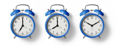 Mavi ikiz çan alarmı analog klasik antika saat, beyaz arka planda izole edilmiş, yüksek çözünürlüklü.