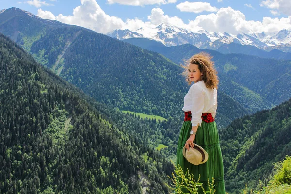 Uma Mulher Elegante Nas Montanhas Menina Feliz Com Cabelo Ondulado — Fotografia de Stock