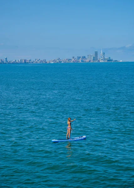 Sup Ayağa Kalk Mavi Denizde Kürek Çeken Sarışın Bir Kız — Stok fotoğraf