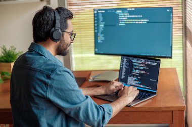 Kulaklıklı adamın arka planda serbest çalışan bir veri bilimci var. Yüksek kalite fotoğraf