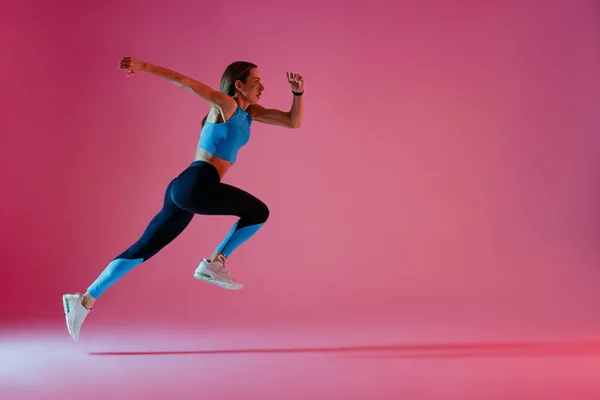 Mujer Corriendo Mid Air Haciendo Ejercicio Durante Entrenamiento Cardiovascular Fondo —  Fotos de Stock